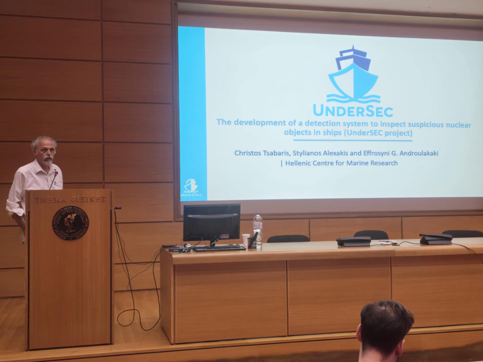 Pessoas na frente de uma televisão

O conteúdo gerado por IA pode estar incorreto.